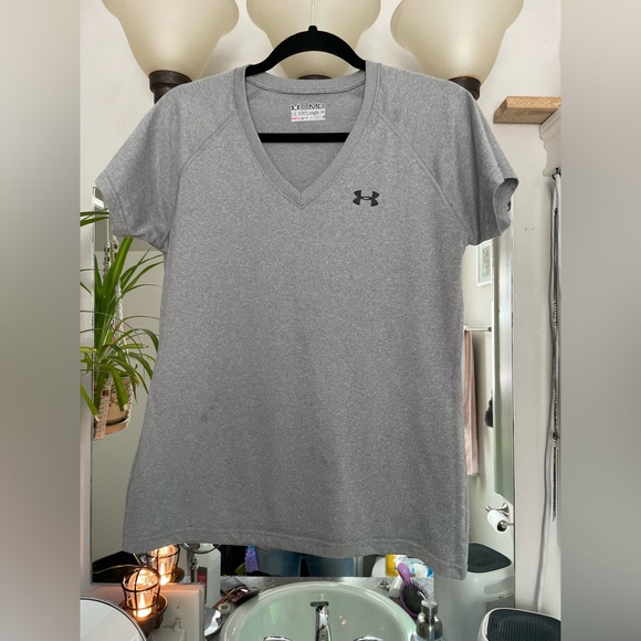 Two women’s Under Armour tees - Picture 5 of 13